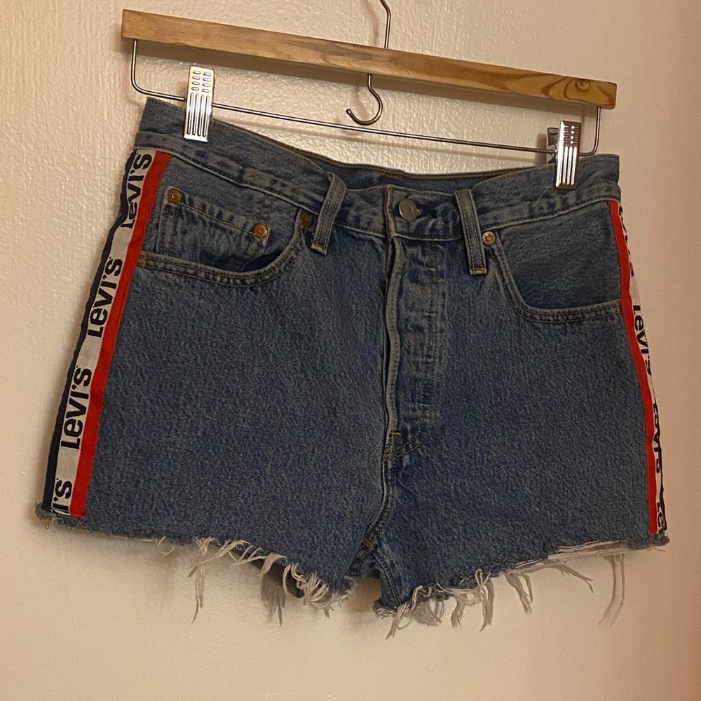 501 high rise button up Levi shorts size 27